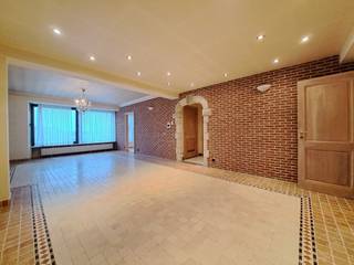 Dit ruime appartement in Hasselt heeft alles wat je nodig hebt voor comfortabel wonen. Met 3 slaapkamers en een bewoonbare oppervlakte van 125m² is er genoeg ruimte.<br />De EPC-waarde van 155 en het energielabel B zorgen ervoor dat het appartement energiezuinig is en je maandelijkse kosten laag blijven.<br /><br />Het appartement beschikt verder o.a nog over een living, keuken, badkamer en berging. <br /><br />Het appartement is ideaal gelegen in Hasselt, dicht bij winkels, scholen en openbaar vervoer. <br /><br />Dit appartement is perfect voor wie op zoek is naar een ruim en comfortabel appartement in Hasselt.<br /><br />De vaste kosten van € 80 zijn voor syndicus, lift, onderhoud gemeenschap en gemeenschappelijk water en elektriciteitsverbruik zonder jaarlijkse afrekening.