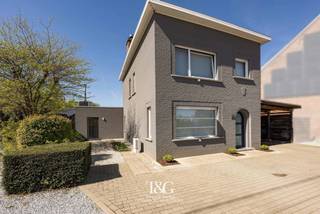 <p>Ontdek deze volledig gerenoveerde en instapklare woning met drie slaapkamers, rustig gelegen in Sint-Eloois-Vijve (Waregem) – ideaal voor een jong gezin dat op zoek is naar ruimte, comfort en energiezuinig wonen. De woning werd de voorbije jaren grondig aangepakt met onder meer nieuwe ramen en deuren, een vernieuwd dak en een gevel afgewerkt met spuitkurk, wat zorgt voor een moderne uitstraling en extra isolatie.</p>
<p>U komt binnen via de inkomhal die toegang biedt tot een gezellige leefruimte. Aansluitend vindt u een praktische bureauruimte, ideaal voor thuiswerk of hobby. Verder beschikt het gelijkvloers over een badkamer, technische ruimte/berging en een kelder.</p>
<p>De absolute troef van de woning is de grote, lichtrijke keuken met zicht op het terras en de tuin – een heerlijke plek om samen te koken en te genieten met het gezin. Op de verdieping bevinden zich drie volwaardige slaapkamers. De zolder, bereikbaar via een vaste trap, biedt nog extra mogelijkheden en kan verder ingericht worden naar eigen wensen.</p>
<p>Dankzij de aanwezigheid van 12 zonnepanelen (4.800 Wp) en een thuisbatterij van 4,6 kW bent u bovendien klaar voor een energiezuinige toekomst.<br />Buiten geniet u van een uitzonderlijk grote tuin van maar liefst 1.452 m², een ideale plek waar kinderen zorgeloos kunnen spelen en (huis)dieren zich volledig kunnen uitleven, terwijl u in alle rust kan genieten.<br />Bovendien is er een geïsoleerd bijgebouw, ideaal als hobbyruimte, werkplek of extra bergruimte.</p>
<p>Kortom, een ruime en energiezuinige gezinswoning met tal van troeven op een aangename locatie.</p>
<p>BEZOEK- EN BIED-WEEKEND OP ZATERDAG 09/05 (OP AFSPRAAK) Bij interesse, kan u een bod uitbrengen onder gesloten omslag en dit vóór 12/05 (12u). De vermelde prijs is geen bindend voorstel maar een richtprijs.</p>