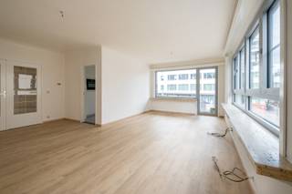 Ruim 3-slaapkamer appartement (95 m²) op de 1ste verdieping met lift aan centrum Beveren! Indeling als volgt: inkomhal met vestiairekast; ruime woonkamer op laminaat; aansluitend aan de woonkamer een terras; ingerichte keuken met kasten en toestellen (koelkast, combi-oven, keramische kookplaat, dampkap, dubbele spoelbak); badkamer met lavabo, inloopdouche, toilet en aansluitingen was- en droogautomaat; 3 slaapkamers op laminaatvloer (14 m² - 9 m² - 9 m²) met aan de twee kleinere slaapkamers toegang naar het tweede terras. Individuele verwarming! Lage provisionele onkosten van 100 euro / maand (INCL. privatief waterverbruik, poetsen gang, lift, onderhoud tuin, ...)! Onmiddellijk beschikbaar! EPC: 317 kWh/m²