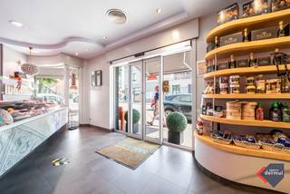 Dit goed gelegen handelsgelijkvloers biedt een prachtige kans voor ondernemers in de voedingssector. Het pand is momenteel ingericht als...