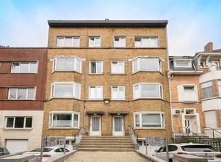 Brussel – in de buurt van het aangename Koninklijk Domein van Laken, dicht bij alle communicatiemiddelen: dit mooie dubbele gebouw heeft...