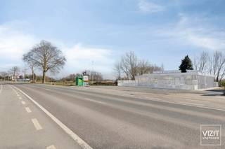 Deze bouwgrond bevat momenteel een frituur, eigendom van de huurder, met een lopende handelshuur. Er is tevens de mogelijkheid tot overname van...