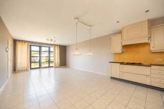 Op een aangename locatie in Lier bevindt zich dit verzorgd appartement op de eerste verdieping van een kleinschalig appartementsgebouw. De woning combineert een praktische indeling met aangename leefruimtes, een ruim zonneterras en een gunstig EPC-label B.<br /><br />De aangename leefruimte biedt voldoende plaats voor een gezellige zithoek en eethoek. Aansluitend bevindt zich de open keuken, voorzien van een gasvuur en mooi geïntegreerd in de leefruimte.<br /><br />Een absolute meerwaarde van dit appartement is het ruime terras. Deze aangename buitenruimte biedt volop plaats voor een lounge, een eettafel of zelfs een combinatie van beide, waardoor u optimaal kunt genieten van zonnige dagen en gezellige avonden in alle rust.<br /><br />Het appartement beschikt verder over twee slaapkamers en biedt hierdoor voldoende ruimte voor een koppel, een klein gezin of wie graag een extra kamer heeft als bureau of hobbyruimte. De badkamer is praktisch ingericht en beschikt over een douche-in-badcombinatie en een toilet.<br /><br />Contacteer Vincent voor een bezoek ter plaatse via Vincent@reds.be of op het nummer 0475 21 00 86.