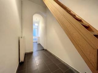 Deze volledig gerenoveerde woning met 3 slaapkamers is gelegen in de Stoppelstraat, een absolute toplocatie in Gent. <br />U woont er rustig, maar toch op een boogscheut van hartje Gent en op wandelafstand van alle nodige faciliteiten zoals drink- en eetgelegenheden, winkels en openbaar vervoer.<br /><br />Indeling van de woning:<br />inkomhal - leefruimte - volledig geïnstalleerde keuken - badkamer <br />slaapkamer 1 - slaapkamer 2- slaapkamer 3 - bergruimte.<br /><br />De woning is beschikbaar vanaf 15/12/2026.