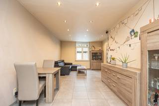 Instapklare & <strong>energiezuinige </strong>gezinswoning met zonnige tuin<br /><br />Deze ideale gezinswoning combineert ruimte, comfort en een gunstige ligging. Met een goede EPC-score en een praktische indeling vormt dit een energiezuinige thuisbasis waar aangenaam wonen centraal staat. <br /><br />De gelijkvloerse verdieping:<br /><br />- een inkomhal met <strong>ingemaakte </strong>kasten<br /><br />- een <strong>lichtrijke </strong>woonkamer met aansluitend een open keuken voorzien van alle comfort en zitplaatsen <br /><br />- aansluitend aan de keuken een gezellige <strong>veranda </strong>met directe <strong>connectie </strong>naar de tuin<br /><br />- een <strong>moderne </strong>badkamer voorzien van toilet, dubbele lavabo, en inloopdouche<br /><br />De eerste verdieping:<br /><br />- een nachthal <br /><br />- 2 <strong>volwaardige </strong>slaapkamers<br /><br />De derde verdieping:<br /><br />- een vaste trap naar de zolderruimte<br /><br />- mogelijkheid tot het creëren van een ruime <strong>master</strong> bedroom<br /><br />De tuin:<br /><br />- een gezellige, omheinde tuin met <strong>zuidwestelijke </strong>oriëntatie en tuinhuis <br /><br />- een aangenaam terras<br /><br />- mogelijkheid tot poortje/<strong>achteruitweg </strong><br /><br />Algemeen:<br /><br />- verwarming op gas dmv. <strong>vloerverwarming </strong><br /><br />- <strong>energiezuinige </strong>woning met label B<br /><br />- elektriciteit conform