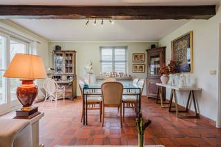 Disposition de la maison :Rez-de-chaussée :- Hall d'entrée avec toilettes séparées pour les invités - Espace de vie spacieux et lumineux avec vue sur le jardin- Cuisine séparée- Jardin ensoleillé de plus de 500 m² avec terrasse - Espace de rangement pratique- Garage pouvant accueillir 2 voituresPremier étage : - 3 chambres spacieuses- Salle de bain équipée d'un lavabo, de toilettes et d'une baignoire/douche- Espace de rangementAvantages supplémentaires :- Situation calme dans une impasse- Magnifique jardin pour profiter pleinement- Aucune obligation de rénovation ! - La présence d'un garage doubleLes visites de cette maison auront lieu sur rendez-vous le mardi 10 février et le jeudi 12 février. Une offre peut être déposée au plus tard le samedi 14 février à 14 h 30.Vous souhaitez obtenir plus d'informations sur cette propriété ou vous souhaitez visiter le site ?Contactez Sarah Hanson (0493 25 46 80 - sarah.hanson@dewaele.com) Registre des mesures: non