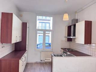 <p><span>Woning met 2 ruime slaapkamers en zonnige koer van 21 m² gelegen in een rustig en aangenaam straatje vlakbij de Bredabaan.</span></p><p><span> </span></p><p><span>INDELING:</span></p><p><span>gelijkvloers: inkomhal, wasplaats, living met open keuken, badkamer met ligbad en zonnige koer van 21 m².</span></p><p><span>Verdieping: 2 ruime slaapkamers</span></p><p><span> </span></p><p><span>BIJZONDERHEDEN:</span></p><p><span>Pvc ramen met dubbele beglazing</span></p><p><span>centrale verwarming op gas</span></p><p><span> </span></p><p><span> </span></p>