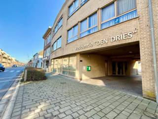 Dit gezellig twee slaapkamer appartement ligt op een centrale locatie in het centrum van Lochristi (Wachtebeke) en is ideaal voor wie een vlotte verbinding wenst richting de winkels &amp; de invalswegen ! Dit pand werd mooi onderhouden en met zijn EPC LABEL A zijn lage energiekosten gegarandeerd. Door de totaal isolatie &amp; aanwezigheid van HR-glas (ALU) kan u ten volle genieten van de rust in het appartement. Alle ruimtes zijn zeer logisch, volwaardig &amp; lichtrijk, het is er echt aangenaam vertoeven ! De huurprijs van 885 euro is incl. de gemeenschappelijke kosten. <br /><br />Indeling: inkomhal, apart toilet, 2 slaapkamers, badkamer met douche, lichtrijke leefruimte met geïnstalleerde keuken en de berging/wasplaats. <br /><br />Ideale combinatie voor wie zoekt naar ruimte, rust &amp; bereikbaarheid. <br />Meer info of een bezoek? MAIL naar chadia@wijsvastgoed.be !