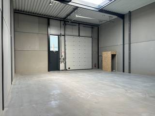 Nieuwbouw KMO-unit van ca. 165 m² gelegen te Pittem.Specificaties van nieuwbouw KMO-unit:- vrije hoogte van ca. 6m- polybetonvloer- Geïsoleerd...
