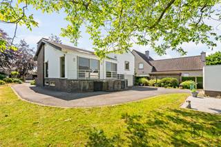 Villa op een perceel van 900 m² in het gegeerde villapark De Piste te Zulte.
Deze uitstekend onderhouden woning biedt een ruime lichtrijke leefruimte met parketvloer, volledig uitgeruste keuken met eetplaats, 3 slaapkamers, badkamer, tweede badkamer met aansluitende bureau/studieruimte, inpandige garage en een volledig onderkelderde verdieping met diverse bergingen en technische ruimtes.
Aangelegde tuin met extra vrijstaande garage achteraan het perceel. De woning is bovendien uitgerust met een lift en diverse voorzieningen voor minder mobiele personen.
Topligging in een residentiële en rustige omgeving, met alle comfort van gelijkvloers wonen.
Meer info of bezoek? arne@immobeguin.be