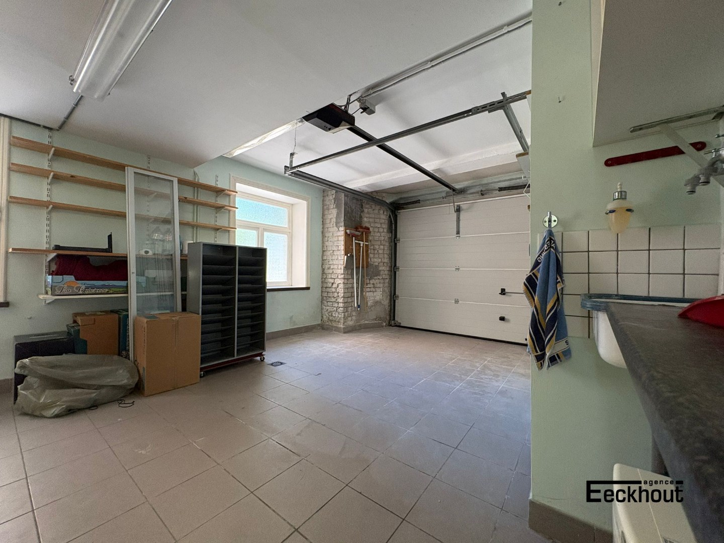 Ruime garagebox met oprit/parkeerplaats op gegeerde ligging - foto 3