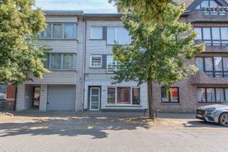 <p>Dit investeringspand omvat drie afzonderlijke appartementen (ongeveer 90 m² bruto), die allemaal verhuurd zijn. Hierdoor geniet u vanaf de aankoop van een jaarlijkse huuropbrengst van € 28.116, goed voor een bruto aanvangsrendement van 4,73% op de vraagprijs. Gebouwd in 1961, maar totale renovatie in 2017.</p><p>De eigendom is ideaal voor investeerders die op zoek zijn naar een stabiele cashflow, een beperkte leegstandsrisico dankzij de spreiding over drie woonentiteiten en een interessante langetermijninvestering.</p><p>Indeling<br />Appartement bus 1: gezellig appartement met 1 slaapkamer en diepe tuin.<br />Appartement bus 2: appartement met 2 slaapkamers en terras.<br />Appartement bus 3: ruim appartement met 2 slaapkamers, open leefruimte en een zonnig terras met uitzicht op de tuin.</p><p>Troeven</p><p>✔ Volledig verhuurd – onmiddellijke huurinkomsten<br />✔ Drie afzonderlijke appartementen<br />✔ Individuele tellers voor water, gas en elektriciteit<br />✔ Geen syndicus<br />✔ Terrassen op zuid aanwezig<br />✔ Interessante investering met stabiele opbrengst<br />✔ Gelegen nabij het centrum van Turnhout, winkels, scholen, openbaar vervoer en belangrijke invalswegen<br />✔ Geen lift (kosten)<br />✔ Gelijkvloers met grote tuin en tuinhuis</p><p>✔ Elektriciteit is conform</p><p>✔ Geen asbest</p><p>✔ EPC label B</p><p>Deze opbrengsteigendom biedt een uitstekende combinatie van direct rendement, stabiele verhuur en toekomstig waardepotentieel. Dankzij de bestaande huurovereenkomsten kan de nieuwe eigenaar onmiddellijk genieten van de huurinkomsten, zonder op zoek te moeten gaan naar huurders.</p>