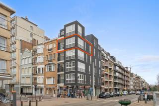 Heel mooi 2 slaapkamer appartement met zijdelings zeezicht en zicht op de Dumontwijk in de Panne.<br />Living met open keuken en zonneterras.<br />Badkamer met inloopdouche en lavabo. Twee slaapkamers en aparte berging.<br />Apart toilet en aparte berging in de kelder.<br />Volledig gemeubeld.<br />EPC: A attest !