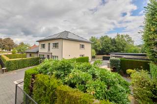 Ruime villa met 3 slaapkamers en mogelijkheid tot beroep aan huis in hartje Eksel<br /><br />In het hart van Eksel vinden we deze verrassend ruime vrijstaande woning terug, gelegen op een mooi perceel van 1.033 m². Met een bewoonbare oppervlakte van maar liefst 272 m² geniet u hier van een zee aan ruimte, zowel voor het gezinsleven als voor professionele doeleinden. Ook is Eksel praktisch gelegen Ten opzichte van Eindhoven, valkenswaard, Budel en Hasselt vanwege de dichtbij gelegen A24.<br /><br />De woning onderging in 2010 een grondige renovatie en werd doorheen de jaren uitstekend onderhouden. Een afzonderlijke bureelruimte en de ruime parkeermogelijkheden maken het pand bijzonder interessant voor wie wonen en werken onder één dak wil combineren. Zonnepanelen met groenestroomcertificaten, bijkomende muurisolatie en een gekeurde laadpaal vormen bovendien mooie extra troeven.<br /><br />INDELING GELIJKVLOERS:<br />- Inkomhal<br />- Woonkamer<br />- Gastentoilet <br />- Keuken<br />- Ontbijthoek<br />- Kantoor/praktijk ruimte <br /><br />VERDIEPING:<br />- Nachthal<br />- Badkamer <br />- Slaapkamer 1<br />- Slaapkamer 2<br />- Slaapkamer 3<br />- Toilet<br /><br />BUITEN<br /><br />De woning is gelegen op een mooi perceel van 1.033 m² en beschikt over een ruime achtertuin. De combinatie van de centrale ligging en deze royale buitenruimte is een belangrijke meerwaarde. Op het perceel bevindt zich bovendien een vrijstaande garage met automatische sectionale poort en een gekeurde laadpaal. Aansluitend is er een carport aanwezig. De ruime oprit biedt daarnaast plaats aan meerdere wagens op eigen terrein. Ook is er voor de gezellige avonden of dag activiteiten een gezellig bar voorzien. <br /><br />TROEVEN:<br /><br />• Maar liefst 272 m² bewoonbare oppervlakte<br />• Royaal perceel van 1.033 m²<br />• Centrale ligging in het hart van Eksel<br />• Grondig gerenoveerd in 2010<br />• 3 ruime slaapkamers, waarvan één met dressing<br />• Afzonderlijke bureel-/praktijkruimte<br />• Royale en lichtrijke woonkamer met ingebouwde gashaard<br />• Volledig uitgeruste keuken met ontbijthoek<br />• Kelder aanwezig<br />• Zonnepanelen met groenestroomcertificaten<br />• Bijkomende muurisolatie langs de binnenzijde<br />• Vrijstaande garage met automatische sectionale poort<br />• Carport en ruime parkeermogelijkheden op eigen terrein<br />• Gekeurde laadpaal<br />• Winkels, scholen, horeca en openbaar vervoer vlakbij