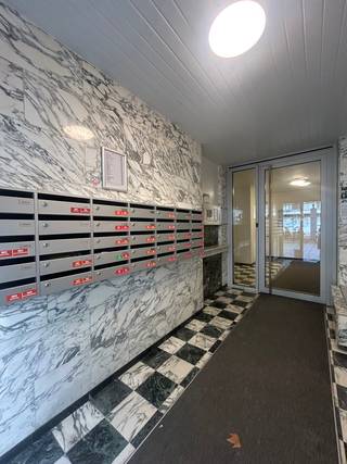 <span><strong>**Studio met terras en kelderberging** - <span>Label B</span></strong></span><br /><br />Wonen in hartje Leuven en dit op wandel- en fietsafstand van de Grote en Oude Markt, de winkelstraten, tal van gezellige restaurantjes, de universiteitscampussen en U.Z Gasthuisberg. Het openbaar vervoer en belangrijke verbindingswegen in de nabijheid. De unit zelf is gelegen op de 2e verdieping van het gebouw aan de achterzijde wat zorgt voor absolute rust. <br /><br />Deze op te frissen studio heeft een natuurlijke lichtinval en geniet van een aangenaam terras. De studio heeft een privatieve keuken en badkamer en is voorzien van een ingemaakte kast aan het slaapgedeelte. Extra materiaal opbergen kan in de voorziene kelderberging op de -1 verdieping en het plaatsen van uw fiets kan in de gemeenschappelijke fietsenstalling.<br /><br /><span><span><strong>Interesse of een bezoek ter plaatse? Dat kan! 0495 53 46 49 of Jacky@connect-immo.be</strong></span><br /><span>EPC: 157 Kwh/m² - 3716280 - Label B</span><br /><span>Wg-Gdv-Gvkr-Gvv</span></span>