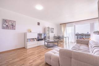 <p>Ontdek in het complex Collins House dit mooie appartement van ± 98 m² in goede staat, gelegen op de 4e verdieping, dat modern comfort combineert met veel lichtinval<br />De woonruimte maakt meteen indruk met zijn grote, lichte woonkamer, ideaal om gasten te ontvangen of te ontspannen, met toegang tot een mooi terras (± 10 m²) dat perfect is om buiten te genieten. De open, volledig ingerichte keuken sluit naadloos aan op de woonruimte en zorgt voor een gezellige sfeer. 🌿<br />Het slaapgedeelte bestaat uit twee comfortabele slaapkamers, een badkamer en een praktische wasruimte. Een hal met toilet maakt het geheel compleet.<br />Pluspunt in de stad: een kelder (-1.12) en een parkeerplaats „-2.43“ (+ 20.000 €) VERPLICHT.<br /> 📍Gelegen aan een levendige verkeersader, dicht bij winkels, openbaar vervoer en hoofdwegen, combineert dit appartement bereikbaarheid en levenskwaliteit in een wijk die volop in ontwikkeling is.<br /><br />Momenteel verhuurd voor 1.098 €/maand – huurovereenkomst van 9 jaar vanaf 15/11/2013 🔑<br />Kosten: ± 157 €/maand<br />EPB: B- 🌱<br />Afmetingen ter indicatie.</p>