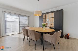 Op een uitstekende locatie te Keerbergen bevindt zich dit ruim en instapklaar duplex appertement met 3 slaapkamers en aparte garagebox. U bevindt...