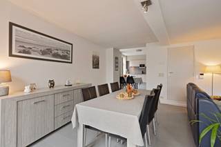 In het centrum van Veurne bevindt zich dit ruime appartement met maar liefst 4 slaapkamers en een aangenaam terras. <br /><br />Via de trap bereik je de inkomhal van het appartement. Van hieruit kom je in de gezellige leefruimte met open, volledig ingerichte keuken, voorzien van een oven, dampkap, keramische kookplaat, koelkast, vaatwasmachine en microgolfoven.<br /><br />Verder beschikt het appartement over een recent vernieuwde badkamer met dubbele wastafel en inloopdouche, een apart toilet en een praktische wasruimte. Met 4 ruime slaapkamers en een extra zolder is er bovendien heel wat ruimte aanwezig.<br /><br />Het appartement is momenteel verhuurd en kan doordoor ook interessant zijn als investering. <br /><br />Troeven:
<ul><li>Centrale ligging in het centrum van Veurne</li><li>4 ruime slaapkamers </li><li>Recent vernieuwde badkamer </li><li>Terras en extra zolderruimte </li><li>Interessant als investering </li></ul>
<br />Daarnaast bestaat de mogelijkheid om de kantoorruimte op het gelijkvloers mee aan te kopen. <br /><br />Interesse? Neem contact met ons op via 058 31 58 58 of via hanne.huyghe@era.be <br />