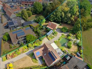 In een rustige en landelijke omgeving te Beke, Lievegem, vinden we deze ruime en instapklare woning op een bijzonder perceel van maar liefst 3.599 m². Een dergelijke oppervlakte in woongebied is vandaag bijzonder schaars.<br /><br />De oorspronkelijke hoeve werd in 1984 verbouwd en doorheen de jaren verder uitgebreid tot een comfortabele gezinswoning. De woning beschikt over aangename leefruimtes, een volledig uitgeruste keuken en een gezellige leefveranda met prachtig zicht op de tuin. Op het gelijkvloers bevindt zich bovendien een aparte bureauruimte.<br /><br />Boven zijn er vier slaapkamers, waaronder een ruime masterbedroom met dressing en buitenterras. Verder zijn er een badkamer, een extra doucheruimte beneden en een praktische opbergzolder.<br /><br />De absolute troef is het ruime en prachtig aangelegde perceel. De volwassen tuin biedt volop privacy en achteraan bevindt zich een bosrijk gedeelte. Centraal in het geheel ligt een schitterende zwemvijver, aangevuld met een vrijstaande sauna en buitendouche – een heerlijke plek om in alle rust te genieten.<br /><br />Ook op technisch vlak is de woning goed uitgerust met dubbele beglazing, rolluiken, centrale verwarming op aardgas, een zonneboiler, zonnepanelen en de nodige isolatie. De woning behaalt een EPC-label B met een score van 124 kWh/m²/jaar.<br /><br />Verder beschikt de eigendom over een ruime oprit, extra parkeerplaatsen, een dubbele garage met elektrische poort en verdieping en twee regenwaterputten.<br /><br />Een ruime, instapklare woning met een uitzonderlijk perceel, volop privacy en een unieke buitenbeleving. Een eigendom die rust en ruimte combineert met het comfort van vandaag.<br />Meer info of een bezoek? Bel WIJSvastgoed op 09 395 80 10!