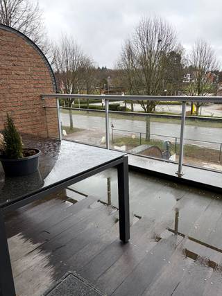 Dit mooi appartement, gelegen in het centrum van Zolder heeft een mooie leefruimte met open volledig ingerichte keuken met hiernaast de berging,...