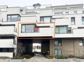 <p>2 slaapkamer appartement te huur met zicht op de Schelde.<br /><br />Dit appartement is gelegen op de tweede verdieping.<br />Je komt het appartement binnen langs de ruime inkomhal. Verder ga je door naar de ruime living met mooie parketvloer.<br />Het appartement heeft een aangename open keuken met aansluitend een berging.</p><p>Het appartement geniet een zonnig terras met fantastisch zicht op de Schelde. <br />Verder heb je 2 ruime slaapkamers. In de badkamer heb je een dubbel lavabomeubel en een douche.<br /><br />Bij het appartement hoort een ondergrondse staanplaats en kelderberging.</p><p>€70/mnd gemeenschappelijke lasten<br /><br />interesse?<br />vraag uw bezoek aan via onze website www.immodhondt.be </p>