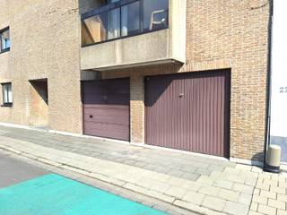 <span><span>Ben je op zoek naar een <strong>garagebox </strong>te koop in het centrum van <strong>Roeselare</strong>,<strong> </strong>gelegen in een rustige straat in het hart van de stad? Dan hebben wij de perfecte optie voor u!<br /><br />De garagebox is voorzien van een geautomatiseerde, sectionale garagepoort en verlichting.<br /><br />Afmetingen: 5,00 meter diepte op 3,03 meter breedte (Netto oppervlakte van 15,15 m²).<br /><br />Ideaal geschikt als parkeerruimte voor uw wagen, opslagruimte of als opbrengsteigendom.<br /><br />Op heden verhuurd. Informeer bij ons kantoor naar de huurmodaliteiten.<br /><br />Wenst u meer info? Bel Diksimmo op het nummer <strong>051 50 11 51</strong> of mail naar diksmuide@diksimmo.be.</span></span>