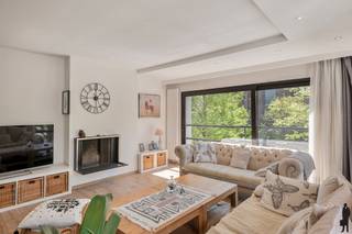 <strong>Prachtig, lichtovergoten hoekappartement te koop!</strong><br /><br />Dit lichtrijk en instapklaar appartement op de <strong>tweede verdieping</strong> is ideaal gelegen vlakbij het Rivierenhof, Boekenbergpark en het Te Boelaerpark. Vlakbij heb je alsook invalswegen, openbaar vervoer, winkels en rust.<br /><br />Met zijn 2 slaapkamers, gunstige EPC score <strong>B</strong> en een bewoonbare oppervlakte van <strong>ca. 110 m²</strong> is dit de perfecte woning op een topligging. Achteraan kan men genieten van een terras van ca. 5m².<br /><br /><strong>Indeling:</strong><br />- Inkomhal met veiligheidsdeur<br />- Zeer ruime leefruimte met grote raampartijen die zorgen voor veel natuurlijke lichtinval<br />- Keuken<br />- Badkamer met inloopdouche<br />- Slaapkamer 1 <br />- Slaapkamer 2<br />- Terras aan beide slaapkamers<br />- Toilet<br /><br /><strong>Bijzonderheden:</strong><br />- Mobiscore van <strong>9,4/10</strong><br />- Grote werken reeds uitgevoerd (Lift, dak, gevelisolatie)<br />- Gunstige <strong>EPC score B </strong> van 160 kWh/(m² jaar)<br />- Dubbelglas met aluminium schrijnwerk<br />- Veiligheidsdeur<br />- Ketel van 2015<br /><br /><em>Stedenbouwkundige informatie in aanvraag.</em>