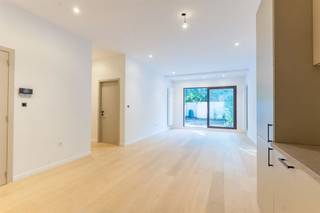 <p>Op zoek naar een modern en lichtrijk appartement met een prachtige tuin? Dit volledig gerenoveerde gelijkvloers appartement combineert ruimte, comfort en een uitstekende ligging.</p><p>Bij het binnenkomen valt meteen de ruime, lichtrijke living op, afgewerkt met een prachtige licht eiken parketvloer. De open keuken is splinternieuw en voorzien van alle comfort. Dankzij de grote glazen schuifdeur geniet je vanuit de woonkamer van een mooi zicht op de ruime, groene tuin.</p><p>Het appartement beschikt over 2 slaapkamers, waarvan één met rechtstreekse toegang tot de tuin via een raamdeur. Verder zijn er een mooie, volledig vernieuwde badkamer, een apart toilet en een praktische berging met plaats voor een wasmachine, droogkast en extra opbergruimte.</p><p>Ook aan de buitenkant werd alles aangepakt: de prachtige voorgevel en het volledige gebouw kregen een grondige renovatie. Alles is dus fris, modern en splinternieuw!</p><p>De ruime tuin is een echte troef en biedt volop mogelijkheden om te ontspannen en te genieten van het groen.</p><p>Ook de ligging is ideaal. Winkels en andere voorzieningen bevinden zich in de buurt, net als het openbaar vervoer en een treinstation. Bovendien bereik je het centrum van Antwerpen in ongeveer 10 minuten.</p><p>Een prachtig, instapklaar appartement waar licht, comfort en groen perfect samenkomen!</p><p>Interesse? Neem contact op voor meer informatie of een bezoek ter plaatse: info@markasa.be of 03/827.72.92</p>
