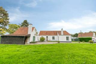 Zoekt u een authentieke en charmante landelijke woning met alle moderne wooncomfort? Deze unieke hoeve te koop in Dudzele combineert rust langs de Watergang met een uitstekende bereikbaarheid richting Brugge en de kust. <br /><br />Deze woning met 4 slaapkamers bevindt zich op een perceel van meer dan 1500m² en valt op door de lichtrijke, grote leefruimtes en makkelijk te onderhouden tuin. De woning is al voorzien van verwarming op aardgas, dubbele beglazing, sfeervolle openhaard, vernieuwde dakgoten en volledig geïnstalleerde keuken. Rondom het huis geniet u van een grote onderhoudsvriendelijke tuin met meerdere zonneterrassen, waardoor u op elk moment van de dag kunt genieten.<br /><br />Indeling van de woning:<br />GLV:<br />- inkomhal met gastentoilet<br />- lichtrijke en volledig geïnstalleerde keuken<br />- ruime leefruimte en eetkamer<br />- badkamer met douche, bad en lavabo<br />- grote bergruimte<br />- slaapkamer één<br />- gang met toegang tot tuin en garage<br />- wijnkelder<br /><br />1ste V:<br />- slaapkamer twee en drie<br />- nachthal met ingemaakte kasten<br /><br />Tevens is er boven de garage een extra ruimte die als slaapkamer of hobbyruimte kan gebruikt worden.<br /><br />Bent u op zoek naar een woning om rustig en comfortabel te wonen regio Brugge met vlotte verbinding naar de stad en de zee? Contacteer de dossierverantwoordelijke Arne Reubens via +32 472 186 304 of arne.reubens@dewaele.com<br /><br />Bestuursmaatregelen in het maatregelenregister: nee