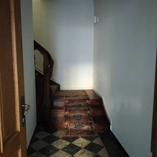 <p>Vernieuwd appartement met 2 slaapkamers en garagebox in het centrum van Herentals.</p>
<p>Dit vernieuwde appartement van ca. 156 m² is gelegen op de eerste verdieping en bevindt zich in de stadskern van Herentals, op wandelafstand van winkels, horeca en voorzieningen.</p>
<p>Indeling:<br />Inkomhal met trap naar de bovenverdieping en een ruime vide die toegang geeft tot de lichtrijke woonkamer met eethoek en aansluitend terras. Verder beschikt het appartement over een aparte, volledig ingerichte keuken, twee slaapkamers, een bergruimte, een apart gastentoilet en een badkamer uitgerust met een badkamermeubel, ligbad en douche.</p>
<p>Bij het appartement hoort tevens een volledig afgesloten garagebox, die inbegrepen is in de huurprijs.</p>
<p>Extra info: geen verdere gemeenschappelijke kosten I niet geschikt voor het houden van huisdieren I EPC 205 kWh/ (m² jaar) label C I watertoets: P-score: A I G-score: A</p>