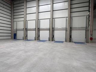 <span>- 6.444m² magazijn<br />- 5 los- laadkades<br />- 3 gelijkvloerse poorten<br />- 12m vrije hoogte onder spant<br />- 5T/m² draagkracht vloer bij verdeelde belasting<br />- 10T is de maximale puntlast op de vloer <br />- sprinklerinstallatie <br />- daglichtstraten<br />- sanitair </span>
