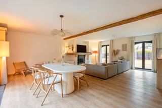 Gelegen aan de Raymond Delbekestraat, een verbindingsweg tussen Schilde en Brecht, bevindt zich deze charmante villa op 1.753 m². De woning werd...