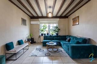 Instapklare halfopen bebouwing gelegen aan de stadsrand van Geraardsbergen, op wandelafstand van het centrum, station en winkels.<br />Deze woning beschikt over 5 garages.<br /><br />Indeling:<br />Gelijkvloers: inkomhal, grote living met eetplaats, keuken.<br />Eerste verdieping: 2 slaapkamers en een doucheruimte met toilet.<br />Tweede verdieping: 2 slaapkamers<br />Kelder: deels ingericht als leefruimte, deels als berging en een badkamer met lavabo, bad en toilet.<br /><br />Centrale verwarming op gas, in living kachel op aardgas. Airco's (warm/koud). 17 zonnepanelen en een thuisbatterij.<br />EPC B<br />Elektriciteit is volledig conform. <br />Instapklaar – zowel voor eigen bewoning als voor investering.<br />Toplocatie: gelegen nabij scholen, winkels en vlotte verbindingswegen.<br /><br />Meer info? Een bezoek? Bel Isabelle 0498/10.69.56 of mail: isabelle@cornelis-goeman.be