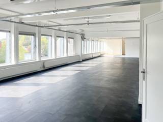 HUUR OP KORTE TERMIJN (POP-UP STORE)<br /><br />In het centrum van de gemeente Bornem, op een commerciële toplocatie, vinden we deze ruime kantoorruimte terug.<br />De kantoorruimte geniet van een overvloed aan lichtinval door de vele raampartijen.<br /><br />De ruimte is voorzien van een kitchenette, twee toiletten en een archiefruimte.<br />De ruimte is ook bereikbaar via een lift.<br /><br />Op 100 meter wandelen bevindt zich een publieke, gratis parking. <br /><br />Er zijn geen maandelijkse kosten. <br />Gas en elektriciteit zijn individueel. <br /><br />De onroerende voorheffing komt voor de helft ten laste van de huurder.<br />De huurprijs is exclusief BTW.<br /><br />Hebt u interesse in deze kantoorruimte? <br />Contacteer ons gerust via toni@julimmo.be of 0498 62 74 77.