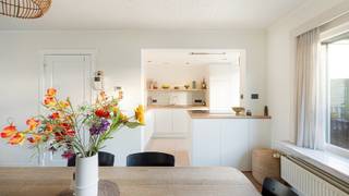 Prachtige woning met 3 à 4 slaapkamers, 2 badkamers, een zonnige tuin en een diepe garage, rustig gelegen in het mooie Lissewege. Deze hedendaagse woning beschikt over een mooi woonvolume dat zich uitstrekt over 4 bouwlagen. <br /><br />Stevige structuur met betonnen gewelven en helemaal mee op gebied van energie. <br />Zo geniet u van 14 zonnepanelen, centrale verwarming op aardgas, PVC ramen met HR glas, airco, ... Kortom: volledig instapklaar.<br /><br />Indeling: <br />Op het gelijkvloers een aangename inkomhal met toegang tot een zeer mooie bureau-ruimte met zicht op de tuin. Heerlijk om thuis te werken. Verder nog een zeer diepe garage van +9 meter. Een absoluut comfort als autobergplaats, wasplaats, fietsenstalling, opbergruimte, etc. ...<br /><br />Op het eerste verdiep een zalige woonkamer met enorm veel licht. Aansluitend een mooie en volledig uitgeruste keuken met een leuke connectie naar het buitenterras. Het terras bevindt zich pal in het zuiden, en dit in combinatie met de nodige rust en privacy. Gastentoilet op de hall.<br />Op de tweede verdieping zijn er 2 à 3 slaapkamers en een ruime badkamer met inloopdouche en toilet.<br />Op de bovenste verdieping een prachtige masterbedroom met het rustieke dakgebinte als eye-catcher. De masterbedroom heeft zijn eigen ensuite badkamer met douche en toilet.<br /><br />Een zeer mooi aanbod in het pittoreske Lissewege. Vlotte verbinding naar Brugge, Knokke, ...<br /><br />Bezoeken of meer informatie?<br />Contacteer Sacha Vanrafelghem op GSM 0487/43.79.10.