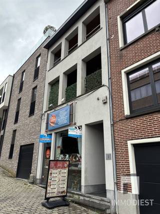 <p><span>Opgelet: dit pand is nu tijdelijk verhuurd. Tegen november 2026 komt het opnieuw vrij. Wij kunnen in tussentijd bezoeken inplannen.</span></p><p><span> </span></p><p><span>Commerciële ruimte van ongeveer 100 m² op een strategische locatie.</span></p><p><span>Op kelderniveau hebben twee bergingen en een keukentje.</span></p><p><span>Op gelijkvloers hebben we een werkruimte en de winkel.</span></p><p><span>Op eerste verdieping hebben we nog een toilet, een gang en een bureel of werkruimte.</span></p><p><span> </span></p><p><span>Het pand straalt een moderne uitstraling uit, perfect voor diverse zakelijke activiteiten, zoals een fietsenwinkel, boetiek, advocaten, architecten, consultants of andere vrije beroepen…</span></p><p><span> </span></p><p><span>Dankzij de centrale ligging en de faciliteiten in de nabijheid van het dorpscentrum, biedt deze locatie een uitgelezen kans voor ondernemers om hun bedrijvigheid op te zetten. </span></p><p><span> </span></p><p><span>Mis deze kans niet en ontdek de mogelijkheden die deze commerciële ruimte in Scherpenheuvel biedt aan uw onderneming.</span></p><p><span> </span></p><p><span>Bent u op zoek naar dergelijk pand in het dorpscentrum, neem dan zeker contact op met Immo Diest op het nummer 013 31 25 22 of per mail <span>info@immodiest.be</span></span><span> </span></p><p><span>Voor een begeleid bezoek belt U best op 0498 52 64 52 of mailt U naar </span><span>jan.vanonckelen@immodiest.be</span></p><p><span> </span></p><p><span> </span></p>