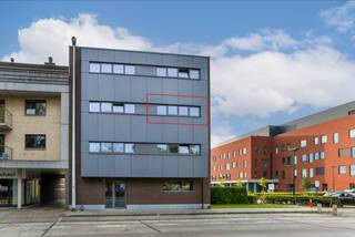 Dit appartement bevindt zich op de 2de verdieping (met lift) en ligt op wandelafstand van winkels, scholen en openbaar vervoer.De indeling omvat een...