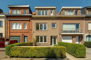 <p><span>In een volledig gerenoveerd klein blokje van 3 units vindt u dit super leuk 2-slaapkamerappartement. Wat wilt u graag weten? Dat de ligging fijn is tussen Edegem en Mortsel? Dat het warme parketvloeren heeft? Of bent u meer fan van A-labels EPC? Alles gecheckt? Inderdaad. </span></p><p><span>Indeling : Inkomhal met gastentoilet. Lichte leefruimte met aansluitend de keuken. Een badkamer met stijlvolle inloopdouche & wastafel. Achteraan 2 slaapkamers en een terras op de West-kant, perfect voor die aperitief na het werk. </span></p><p><span>U kan ook kijken naar de opties beneden en boven deze unit.</span></p><p><span> </span></p><p><span>·Bus 001 299.000 - geraamde huurprijs 1.100/maand</span></p><p><span>·Bus 101 295.000 - geraamde huurprijs 1.050/maand</span></p><p><span>·Bus 201 239.000 - geraamde huurprijs 875/maand</span></p><p><span> </span></p><p><span> Het blokje wordt in zijn geheel aangeboden zowel als individueel. De units zijn dus afzonderlijk te koop aan bovenstaande prijzen.</span></p><p><span> </span></p><p><span>Wilt u dus geen zorgen, zelfs geen zin om te schilderen? Contacteer ons dan nu. </span></p><p><span>george@sinjoor.be of 0472 57 52 95</span></p>