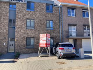 Bovengrondse autostaanplaats te huur in de Linderstraat 35 te Tongeren.Het gaat hier over de rechter autostaanplaats (parking 4).Voor meer...
