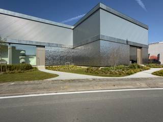 Combinatie van een KMO-unit van 170 m² samen met een volledig ingerichte unit van 288 m² die werd omgevormd tot showroom met kantoren, ideaal...