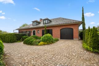 Rustig gelegen aan de rand van Heist-op-den-Berg bevindt zich deze stijlvolle, hedendaagse woning, waar comfort en stijl hand in hand gaan.<br /><br />Deze instapklare, moderne woning verwelkomt u met een warme en verrassend eigentijdse inkomhal die meteen de toon zet.<br /><br />De lichtrijke leefruimte vormt het hart van de woning en biedt een royale combinatie van eet- en zithoek, perfect voor gezellige momenten met familie en vrienden. De geïntegreerde, volledig uitgeruste keuken sluit hier naadloos op aan en is afgewerkt met duurzame, kwalitatieve materialen.<br />Op het gelijkvloers vindt u daarnaast twee volwaardige slaapkamers en een ruime badkamer, uitgerust met zowel een douche als ligbad, een dubbele lavabo en tal van ingebouwde kasten die zorgen voor praktische opbergruimte. Een gastentoilet en een inpandige garage maken het geheel compleet.<br /><br />De eerste verdieping biedt nog eens twee ruime slaapkamers en een handige bergzolder, ideaal voor extra opslag of verdere inrichting naar wens.<br /><br />Buiten geniet je van een ruime, zonnige tuin met twee terrassen, waarvan één overdekt. Hier kan je in alle rust ontspannen, terwijl het opbouwzwembad en de charmante visvijver zorgen voor een extra vakantiegevoel in eigen huis.<br /><br />Een perfect onderhouden woning waar u zonder zorgen uw nieuwe thuis van maakt.<br /><br />Bekijk nu reeds de foto's en virtuele tour op onze website www.dplusvastgoed.be<br /><br />Voor meer informatie of voor een bezoek bel 0475 59 90 00 of mail yves@dplusvastgoed.be