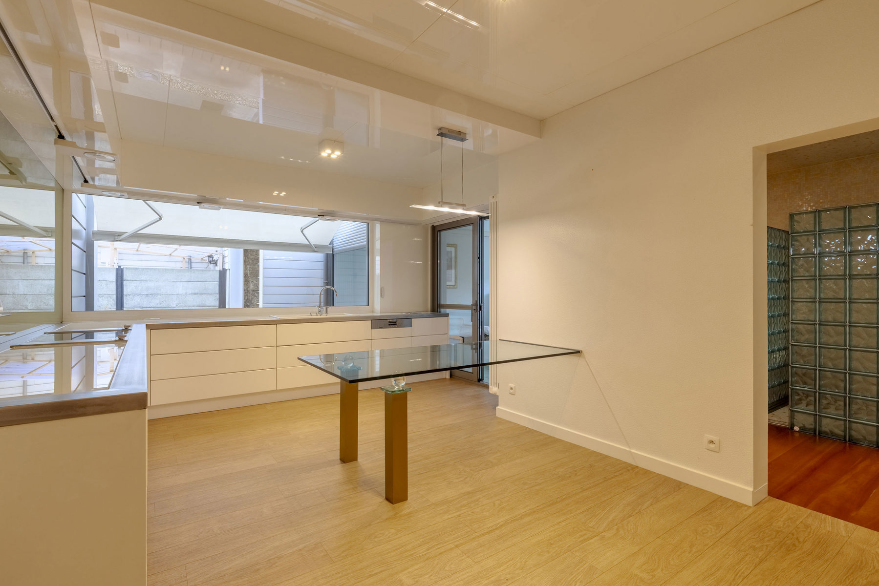 Instapklaar en zeer ruim gelijkvloers 4-slpk appartement - foto 4