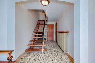 <p><span>Charmante kwalitatieve bel-etage woning met </span><span>4 slaapkamers</span><span> op toplocatie te </span><span>Mortsel</span><span>.</span></p><p><span>De goed onderhouden en verzorgde woning met een mooie volgroeide tuin is uiterst rustig gelegen in het </span><span>Hof van Rieth</span><span> te Mortsel. De </span><span>bel-etage</span><span> ligt op wandelafstand van het openbaar vervoer, scholen en een ruim aanbod aan winkels.</span></p><p><span> </span></p><p><span>Indeling </span></p><p><span> </span></p><p><span>Gelijkvloerse verdieping</span></p><p><span>- oprit</span></p><p><span>- inkomhal</span></p><p><span>- garage</span></p><p><span>- bergingen</span></p><p><span>- stookplaats</span></p><p><span>- tuin </span></p><p><span> </span></p><p><span>Eerste verdieping</span></p><p><span>- woonkamer</span></p><p><span>- keuken met toegang naar terras</span></p><p><span>- toilet</span></p><p><span> </span></p><p><span>Tweede verdieping</span></p><p><span>- slaapkamer 1 </span></p><p><span>- slaapkamer 2 </span></p><p><span>- slaapkamer 3</span></p><p><span>- badkamer</span></p><p><span> </span></p><p><span>Zolderverdieping met vaste trap</span></p><p><span>- polyvalente ruimte of in te richten als extra slaapkamer (4)</span></p><p><span> </span></p><p><span> </span></p><p><span>Troeven</span></p><p><span>- zonnige tuin met veel privacy</span></p><p><span>- centrale verwarming op gas</span></p><p><span>- station Mortsel-Oude-God in de nabijheid</span></p><p><span> </span></p><p><span>Dit pand is onderhevig aan de renovatieverplichting die door de Vlaamse overheid wordt opgelegd voor residentiële gebouwen. Consulteer voor meer informatie de website van het Vlaams Energie- en Klimaatagentschap via <span>https://www.energiesparen.be/renovatieverplichting-residenti%C3%ABle-gebouwen-2023</span></span></p><p><span> </span></p><p><span>Ben jij geïnteresseerd in dit huis te koop in Mortsel, ben je op zoek naar ander vastgoed of wens je de waarde van jouw eigendom te kennen? Dan ben je bij BOLT immo aan het juiste adres! Wij helpen jou graag verder.</span></p><p><span> </span></p>