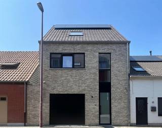 <p><span>Instapklare nieuwe woning met garage</span></p><p><span> </span></p><p><span>Mogelijks aan te kopen aan 6% BTW.</span></p><p><span> </span></p><p><span>Deze woning is gelegen in een rustig en gezellig straatje in Stabroek en nabij het centrum van Putte, niet ver van de Nederlandse grens. Openbaar vervoer, winkels en ontspanning zijn aanwezig in de nabije omgeving.  </span></p><p><span>De oprit van de A12 ligt op slechts enkele kilometers verwijderd. </span></p><p><span> </span></p><p><span>De woning is net nieuw gebouwd en hierbij zetten we enkele energiezuinige feiten op een rijtje:</span></p><p><span>- warmtepomp met vloerverwarming</span></p><p><span>- 10 zonnepanelen</span></p><p><span>- ventilatiesysteem D</span></p><p><span>- regenwaterput</span></p><p><span>kortom alles om jouw energiefactuur zo laag mogelijk te houden!</span></p><p><span> </span></p><p><span>het huis zelf is als volgt ingedeeld:</span></p><p><span>gelijkvloers:</span></p><p><span>inkomhal met gastentoilet, woonkamer met open keuken, berging en last but not least een inpandige garage. Achter de woonkamer bevindt zich de gezellige tuin.</span></p><p><span>1ste verdieping:</span></p><p><span>nachthal, twee slaapkamers, ruime badkamer met bad en douche, apart toilet en trap naar tweede verdieping</span></p><p><span>2de verdieping:</span></p><p><span>nachthal, twee slaapkamers en douchekamer</span></p><p><span> </span></p><p><span>Ben je op zoek naar een toffe eengezinswoning die bovendien energiezuinig is en helemaal mee met de nieuwste technieken? Plan dan snel een afspraak in met ons kantoor. </span></p>