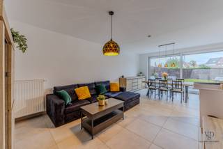 Ontdek deze prachtige recente - energiezuinige woning (EPC 28 kWh/(m²jaar)) die comfort, een moderne stijl en functionaliteit perfect combineert. Bij het binnenkomen word je verwelkomd in een ruime inkomhal met gastentoilet, die meteen de toon zet voor de rest van de woning.<br /><br />De lichtrijke leefruimte met open keuken biedt een aangename, open sfeer en een prachtig zicht op de tuin – ideaal om gezellig te tafelen of te ontspannen met familie en vrienden.<br /><br />Op de bovenverdieping vind je drie volwaardige slaapkamers, een moderne badkamer met bad, douche en dubbele lavabo, én een apart toilet. Daarnaast is er ook een technische berging voorzien.<br /><br />De tuin is perfect van grootte: aangenaam vertoeven, maar toch beperkt in onderhoud – een echte troef voor wie houdt van genieten zonder zorgen!<br /><br />Verder beschikt de woning over een inpandige garage met aansluitingen voor wasmachine en droogkast, en is er extra parkeerruimte op de oprit.<br /><br />Bijkomend aanwezig: <br />- zonnepanelen (11st.) <br />- slimme zonnewering: zonnescreens (beneden) en rolluiken (boven, achteraan)<br /><br />Op de aankoop van deze woning betaalt u registratierechten, en géén btw.<br />Dit maakt van deze quasi nieuwbouwwoning een bijzonder interessante opportuniteit.<br /> <br />Kortom: een instapklare woning met oog voor comfort en gemak – een ideale thuis voor gezinnen of koppels, en een interessante kans voor wie op zoek is naar een slimme investering.