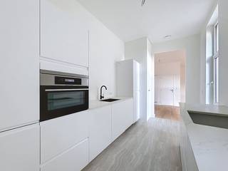 Lichtrijk en goed gelegen 1-slaapkamerappartement te huur in de Floraliënlaan 300 in het gegeerde Berchem.Dit appartement combineert een gunstige ligging nabij winkels, openbaar vervoer en belangrijke invalswegen met een gezellige woonomgeving. Indeling:- open leefruimte- open keuken- tuin - apart toilet- badkamer- slaapkamerExtra troeven:- volledig gerenoveerd- lage gemeenschappelijke kosten- kleinschalig gebouw- uitstekende mobiscore: 9,2/10Het EPC van voor de renovatie is een label D, het nieuwe EPC is in opmaak.De maandelijkse vaste kosten bedragen 15 euro per maand voor de kosten voor de gemene delen.Bent u geïnteresseerd in dit appartement te huur in Berchem? Aarzel dan niet om een bezoekaanvraag in te dienen op onze website, dit kan via de daar voorziene rode balk. Wenst u uw eigendom ook te huur of te koop te stellen? We helpen u graag verder. Steeds tot uw dienst om u verder te helpen met al uw vragen over vastgoed!