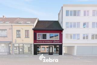 Bent u op zoek naar een instapklaar handelspand met tal van mogelijkheden? Dit veelzijdige pand, gelegen op een goed zichtbare en vlot bereikbare locatie, is momenteel ingericht als schoonheidssalon en biedt alles om onmiddellijk van start te gaan.<br /><br />Bij het binnenkomen wordt u verwelkomd in een verzorgde onthaalruimte met kassazone. Aansluitend bevindt zich de handelsruimte met twee afzonderlijke, afgesloten behandelkamers, ideaal voor het professioneel ontvangen van klanten in alle discretie.<br /><br />Op het gelijkvloers bevindt zich een comfortabele zitruimte, technische berging en toilet aanwezig. Extra troeven zijn de aanwezigheid van zowel een zonnebankruimte als een sauna.<br /><br />De eerste verdieping biedt bijkomende mogelijkheden met een tweede zitruimte, berging en een volledig ingerichte kapsalonruimte. Hierdoor is het pand perfect geschikt voor een combinatie van schoonheids- en haarverzorging, of andere commerciële invullingen.<br /><br />Op de tweede verdieping bevindt zich nog een zolderruimte van ca. 30 m², ideaal als extra opslag. <br /><br />Dit handelspand combineert een uitstekende ligging met een functionele indeling en tal van gebruiksmogelijkheden. Ideaal voor ondernemers die zonder zorgen willen starten of uitbreiden.<br /><br />Bestuursmaatregelen in het maatregelenregister: nee<br /><br /><strong>Ook wild geworden van dit handelspand? <br />Twijfel niet langer en leg vandaag nog uw bezoek vast!</strong>