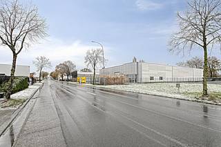 Multifuncioneel bedrijfsgebouw te huur in Izegem van ca. 1650 m² met luifel van 150 m² + verhard buitenterrein geschikt voor parkeren en...