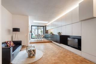 <p><span>PRACHTIG GELIJKVLOERS APPARTEMENT MET TUIN EN GARAGE AAN HET KMSKA</span></p><p><span>Dit gerenoveerde appartement met inpandige garage (bij aan te kopen aan 35.000 euro) en stadstuin is gelegen in een rustige straat in het bruisende Antwerpen-Zuid, vlak naast het vernieuwde Koninklijk Museum voor Schone Kunsten Antwerpen (KMSKA). Hier woont u in een unieke combinatie van sereniteit en stadsdynamiek, omringd door musea, galerijen, boetieks en gezellige restaurants.</span></p><p><span>Met een doordachte indeling en een optimaal benutte bewoonbare oppervlakte biedt dit appartement een perfecte balans tussen comfort en functionaliteit. De privatieve, inpandige garage is een absolute meerwaarde en beschikt over een private ingang die rechtstreeks toegang geeft tot het appartement een zeldzame luxe in deze buurt.</span></p><p><span>Bij het binnenkomen wordt u verwelkomd in een lichtrijke leefruimte waar maatwerk-kasten zorgen voor een strakke, harmonieuze afwerking en maximaal ruimtegebruik. De open keuken is volledig uitgerust met ingebouwde toestellen, waaronder een vaatwasser, een nieuwe koelkast en een aparte vriezer. Daarnaast is er een vestiaire en een gastentoilet voorzien.</span></p><p><span>De master bedroom beschikt over ingebouwde kasten en een en-suite badkamer uitgerust met zowel een ligbad als een nieuwe inloopdouche. De tweede kamer is polyvalent en kan perfect dienstdoen als bureau, dressing of logeerkamer. In de aparte berging bevindt zich de CV-ketel en is er aansluiting voorzien voor was- en droogkast.</span></p><p><span>De zonnige stadstuin vormt samen met het terras een uitzonderlijke troef op deze toplocatie. Beide werden recent volledig heraangelegd met oog voor esthetiek en onderhoudsgemak, waardoor u in alle rust kan genieten van een stijlvolle buitenruimte midden in de stad.</span></p><p><span>Een instapklaar appartement op een absolute topligging in Antwerpen-Zuid, met garage en tuin een zeldzame opportuniteit.</span></p><p><span> </span></p><p><span>Neem snel contact op met ons </span><span>voor een bezoek en laat u zelf overtuigen. </span></p>