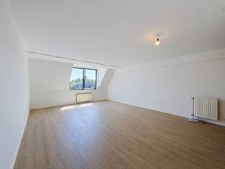 <p>TREVI BRABANT biedt u in het centrum van Waterloo, omringd door winkels en openbaar vervoer, een licht appartement van ±80 m² woonoppervlakte op de 2e verdieping, volledig gerenoveerd! Het bestaat uit: een ruime woonkamer van ±37 m², een volledig uitgeruste open keuken (nieuwe huishoudelijke apparaten!! oven – kookplaten – afzuigkap – koelkast/diepvriezer – vaatwasser – aansluiting voor wasmachine), een slaapkamer van ±10,5 m², een slaapkamer van ±14 m² en een badkamer (bad – wastafel – toilet). Raming van de gemeenschappelijke kosten: 150 €/maand. EPB B. Beschikbaar. Afmetingen ter indicatie! INFO & BEZOEKEN: 02 354 01 10.</p>
<p></p>
<p>Op de tweede verdieping (appartement 2.2)</p>
<ul>
<li>Woonkamer van ±37 m² met parketvloer</li>
<li>Volledig uitgeruste open keuken (oven, kookplaten, afzuigkap, koelkast, vriezer, vaatwasser, aansluiting voor wasmachine)</li>
<li>Badkamer (bad, opbergmeubel met wastafel, toilet)</li>
<li>Slaapkamer van ±14 m² (4,4 x 3,1)</li>
<li>Slaapkamer van ±10,5 m² (4,4 x 2,4)</li>
</ul>